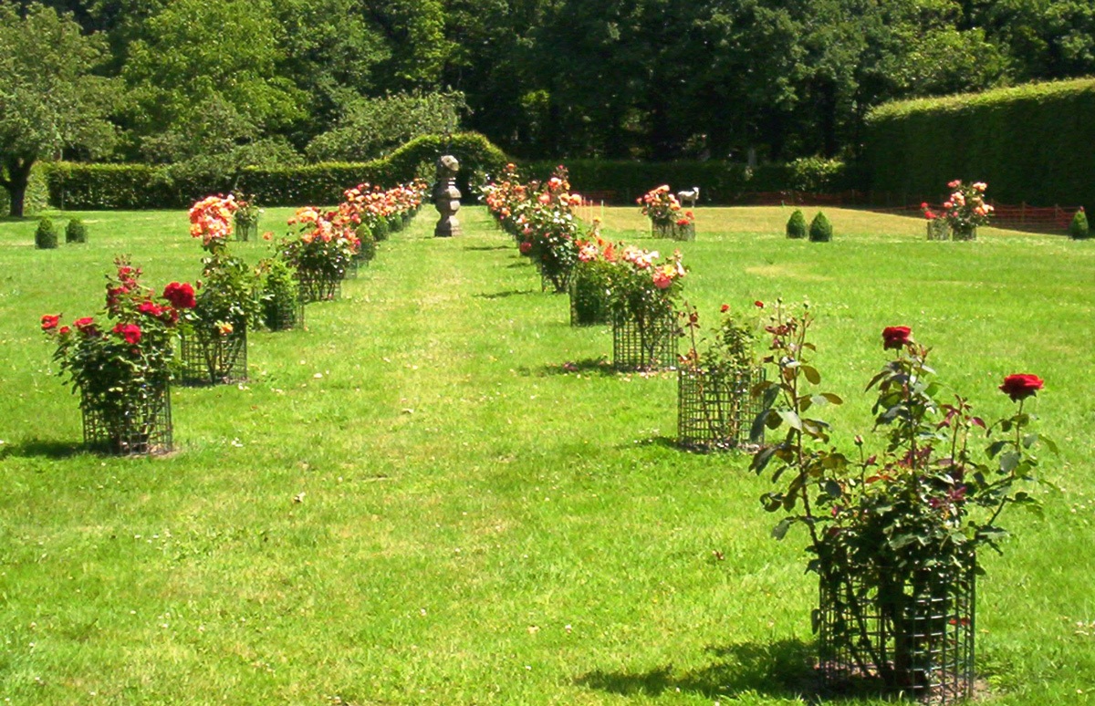 Garten-mit-barocker-Sonnenuhr-und-Rosen